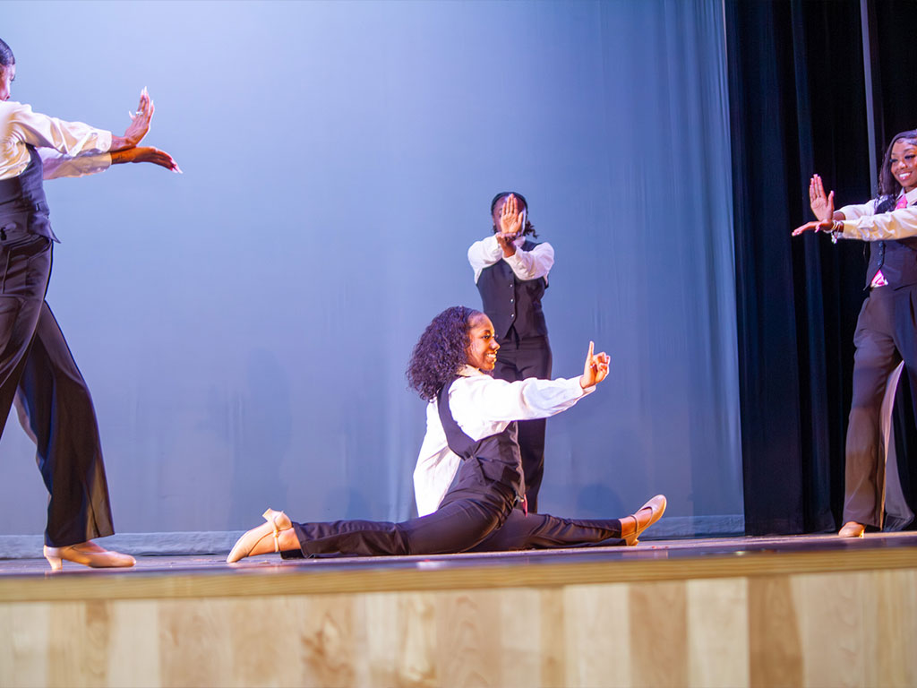 AKAs perform at Summer Orientation