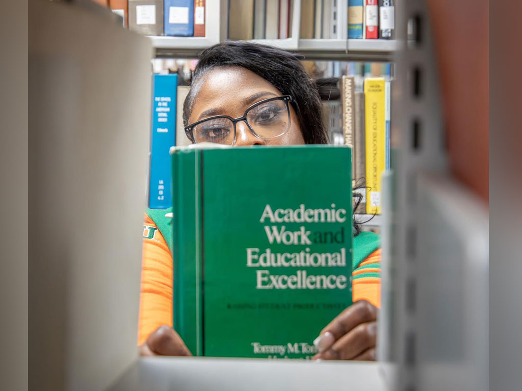 Clinton shows off her style in education 