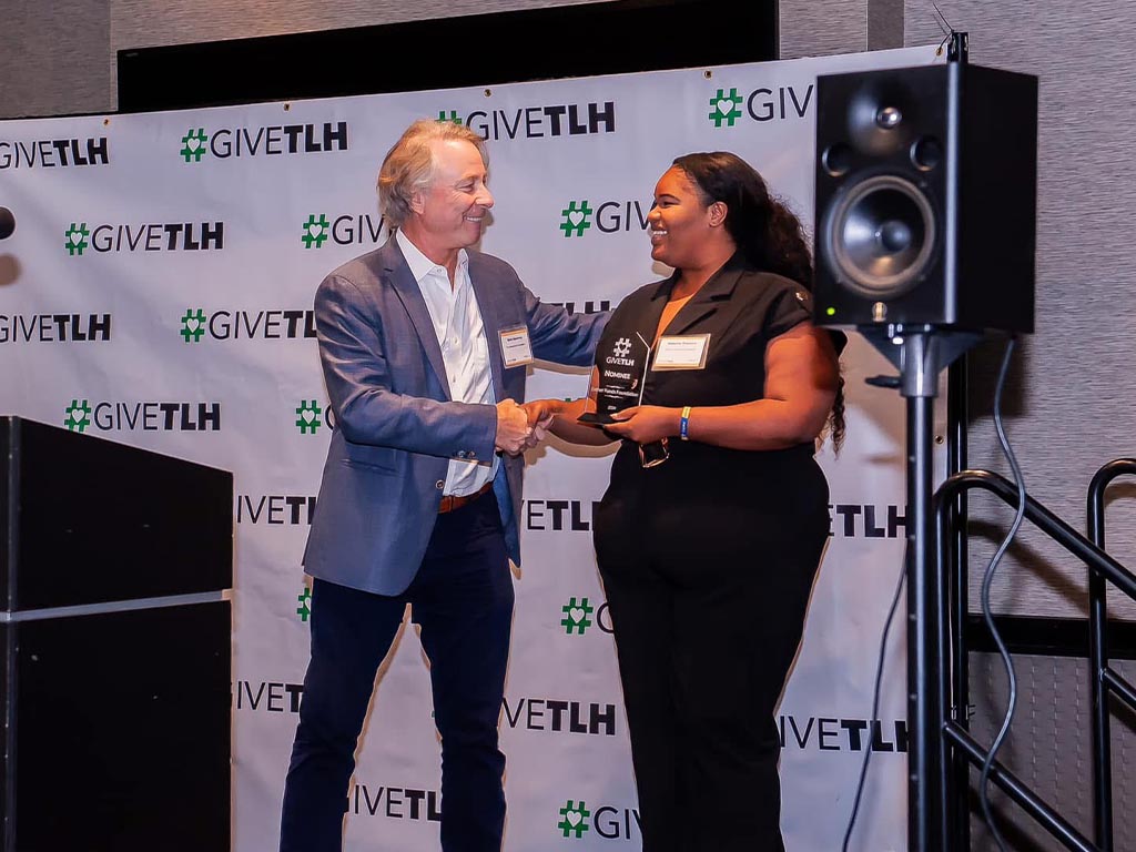 Vincent recieves third place award