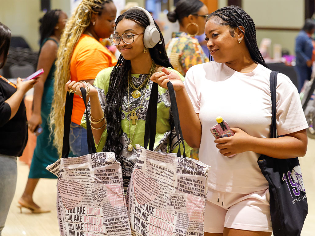 Students pose for picture during homecoming expo 